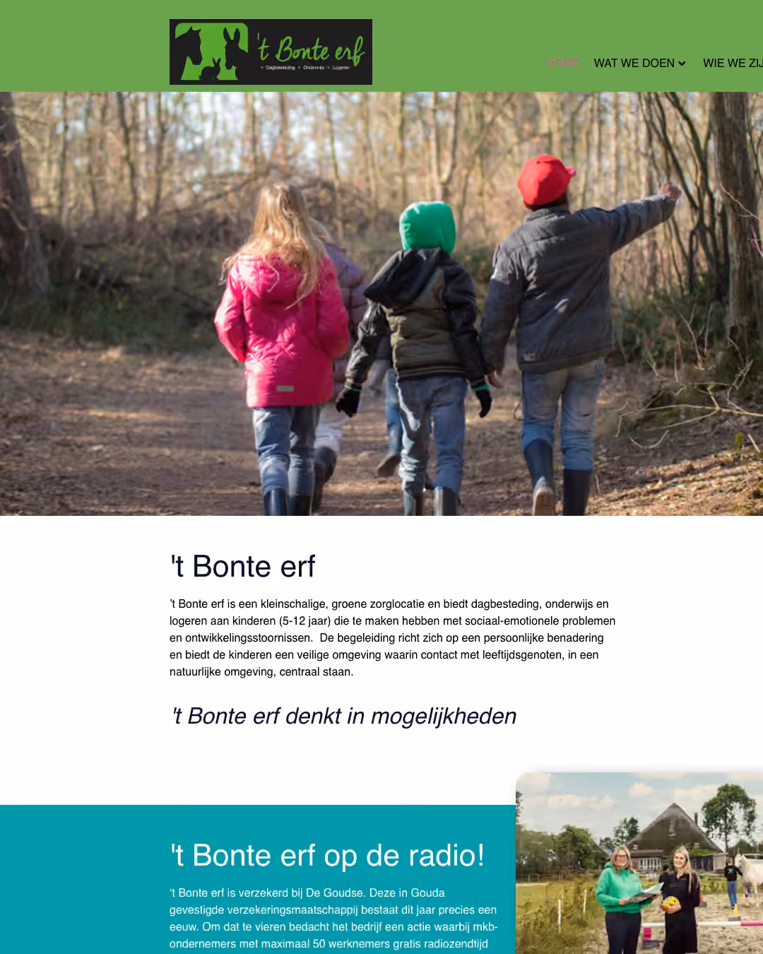 De oude website van 't Bonte erf: een groene kopbalk met het logo in een zwart blok en drie sociale knoppen rechtsboven, daaronder een foto van drie kinderen die het bos in lopen.