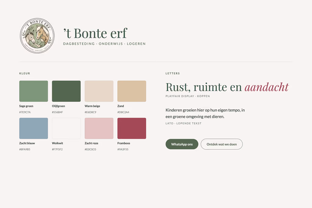 Huisstijlblad van 't Bonte erf: het ronde logo met ezel, pony en kind, acht kleurstalen in groen, beige en roze, en de letters Playfair Display en Lato