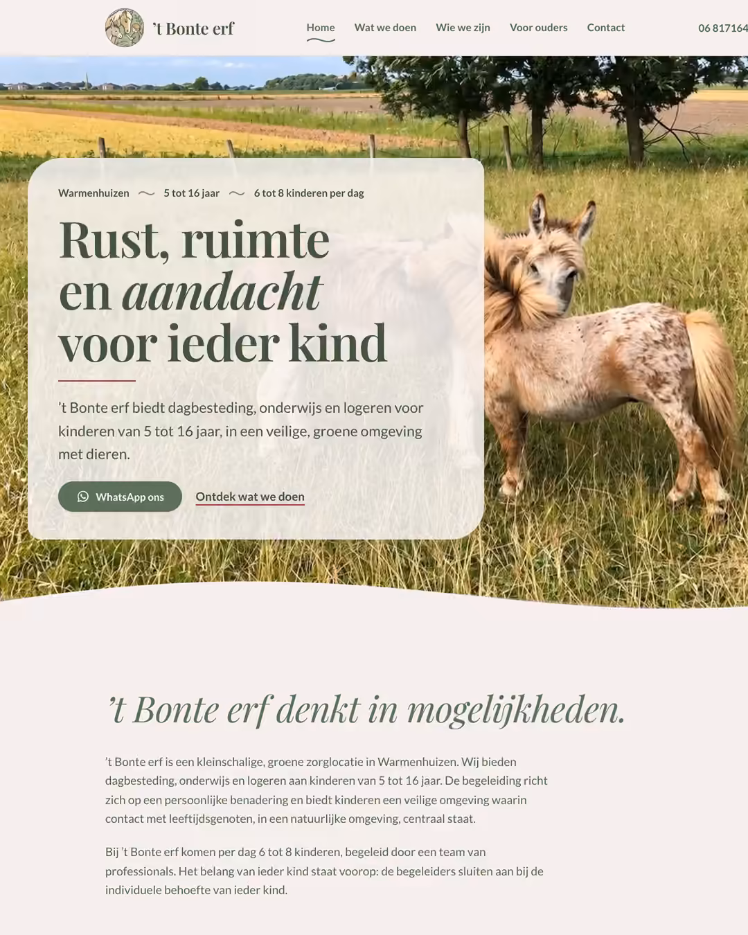 De nieuwe website van 't Bonte erf: een rustige kopbalk met telefoonnummer en de knop "Neem contact op", daaronder een foto van een ezel en pony in het gras met de kop "Rust, ruimte en aandacht voor ieder kind".